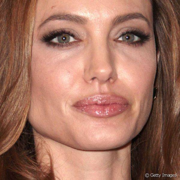 Para finalizar esse esfumado usado em uma premiação de produtores, em 2012, Angelina usou cílios postiços com o canto externo mais alongado
